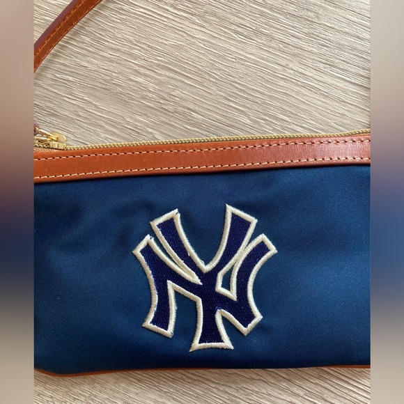 NWT DOONEY & BOURKE MLB NEW YORK YANKEES WRISTLET SHOULDER BAG - Picture 3 of 9